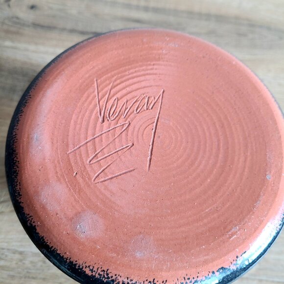 Handmade pottery. Ceramic planter/cover pot signed by artist. - Picture 5 of 6